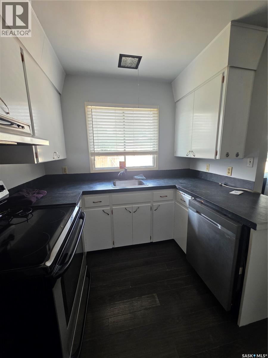 262 Duncan Road, Estevan, SK - Indoor Photo Showing Kitchen With Double Sink