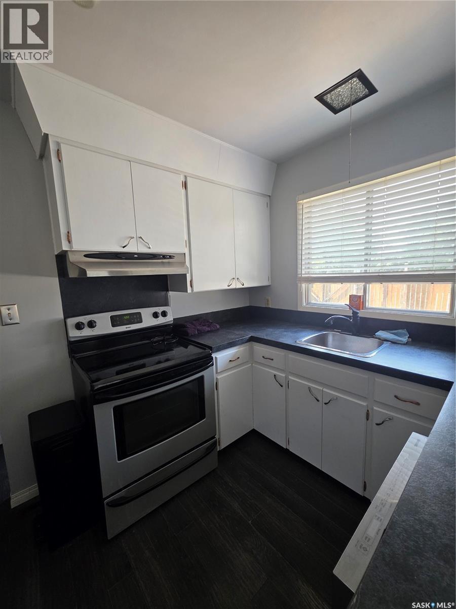 262 Duncan Road, Estevan, SK - Indoor Photo Showing Kitchen With Double Sink