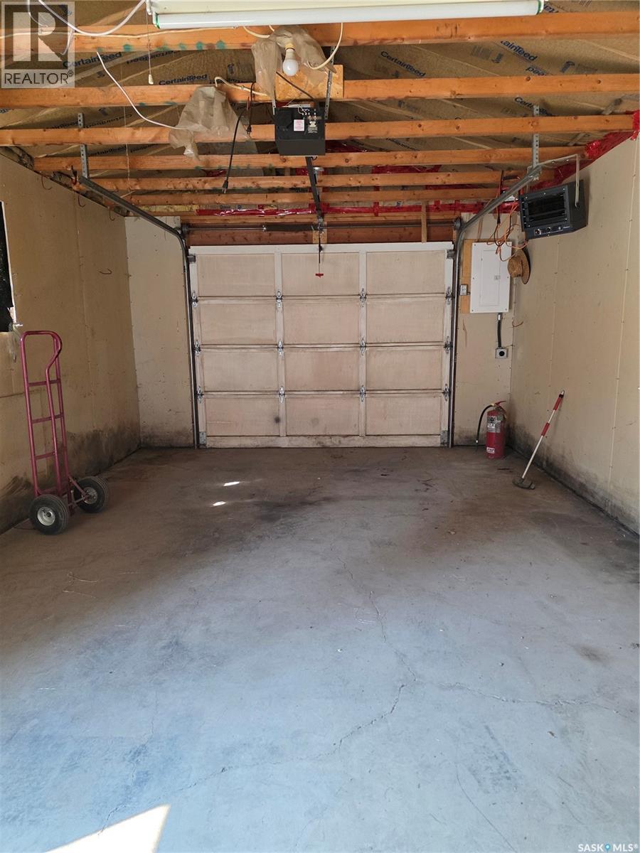262 Duncan Road, Estevan, SK - Indoor Photo Showing Garage