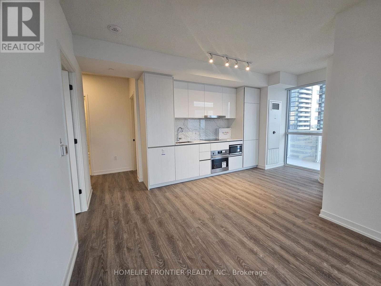 902 - 8 Interchange Way, Vaughan, ON - Indoor Photo Showing Kitchen