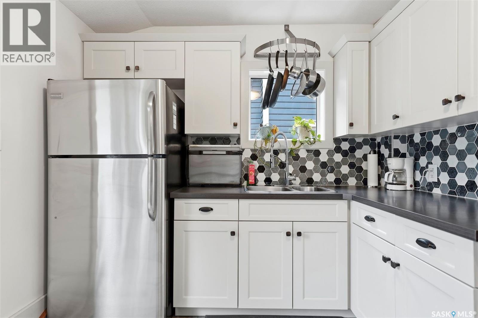 420 I Avenue S, Saskatoon, SK - Indoor Photo Showing Kitchen With Double Sink