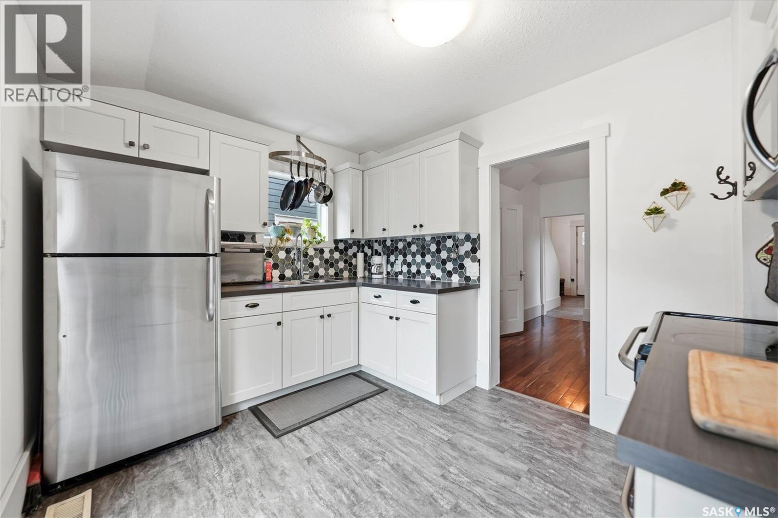 420 I Avenue S, Saskatoon, SK - Indoor Photo Showing Kitchen With Double Sink