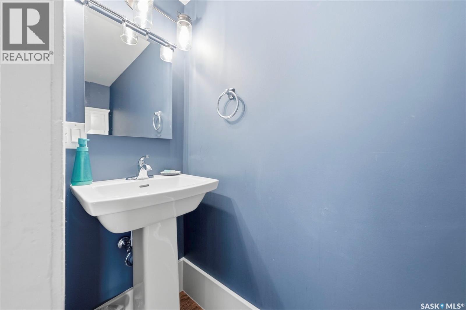 420 I Avenue S, Saskatoon, SK - Indoor Photo Showing Bathroom