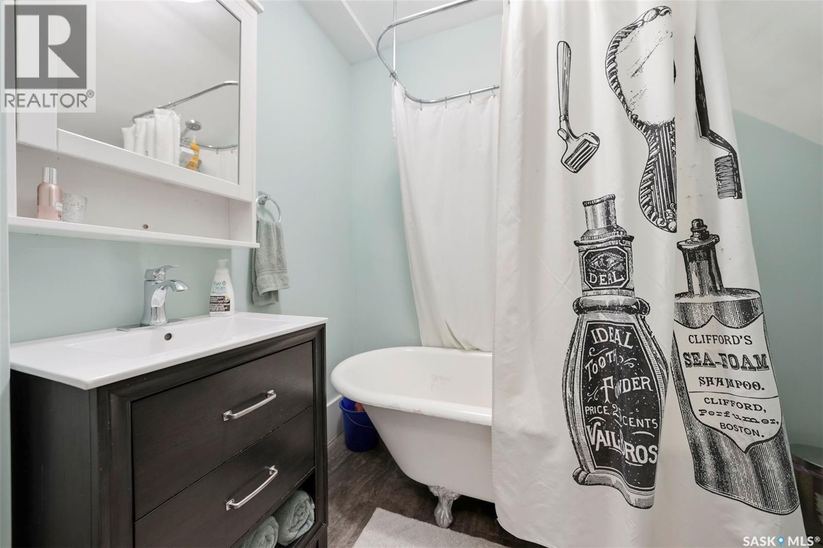 420 I Avenue S, Saskatoon, SK - Indoor Photo Showing Bathroom