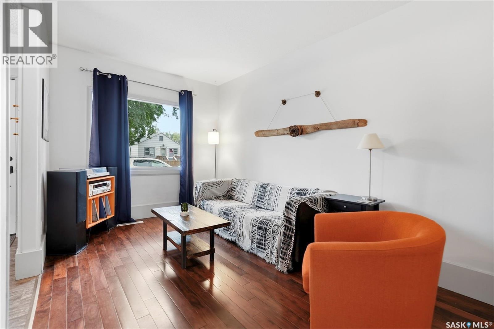 420 I Avenue S, Saskatoon, SK - Indoor Photo Showing Living Room