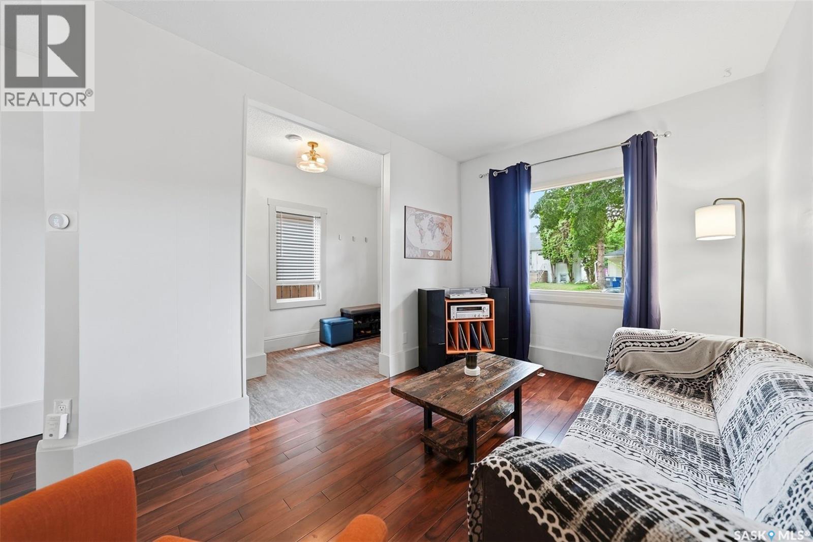 420 I Avenue S, Saskatoon, SK - Indoor Photo Showing Living Room