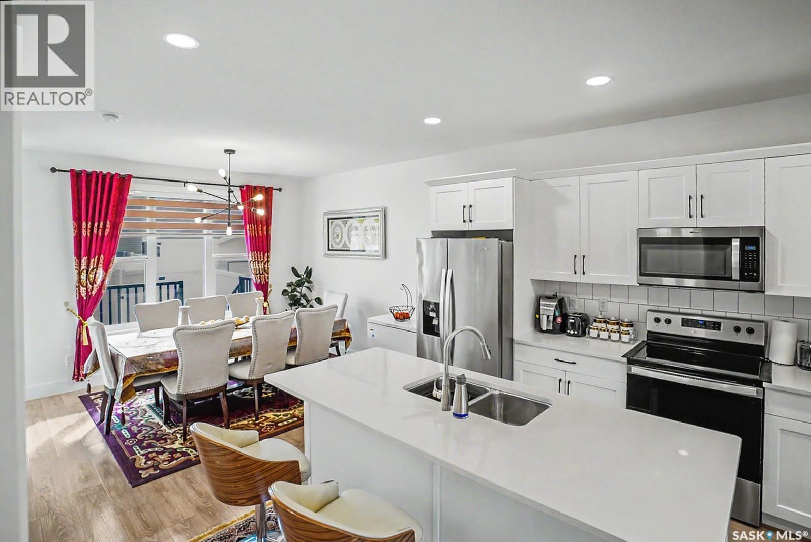 138 Rosewood Boulevard E, Saskatoon, SK - Indoor Photo Showing Kitchen With Double Sink With Upgraded Kitchen