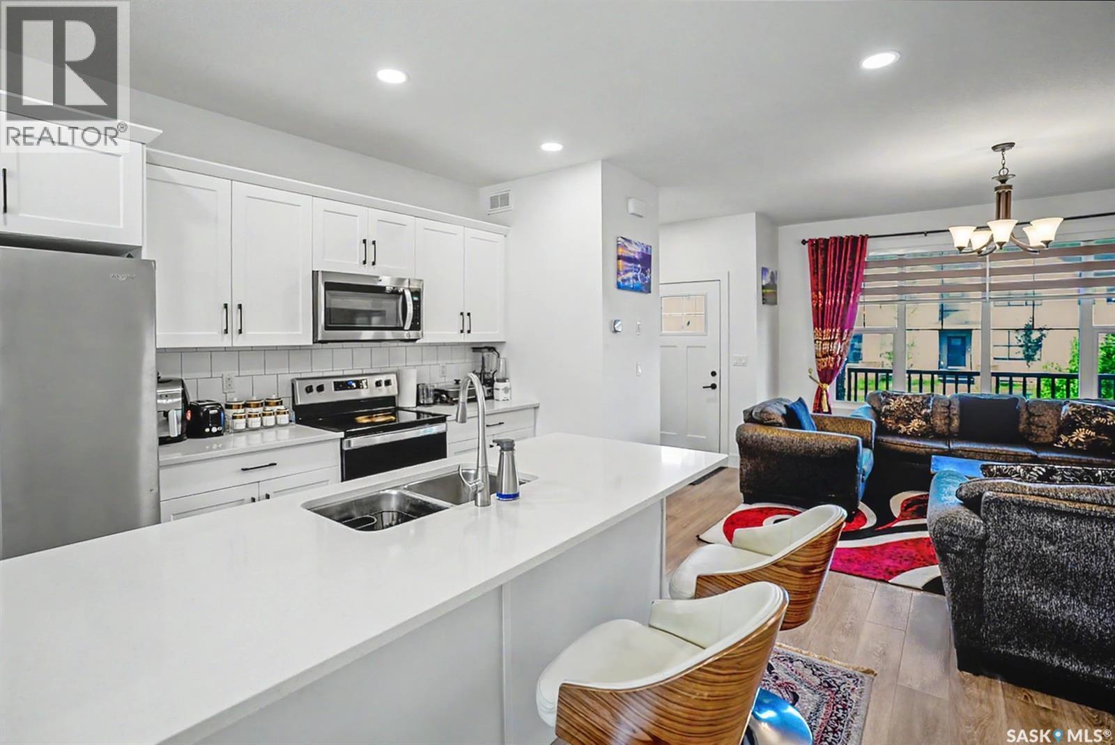 138 Rosewood Boulevard E, Saskatoon, SK - Indoor Photo Showing Kitchen With Double Sink With Upgraded Kitchen