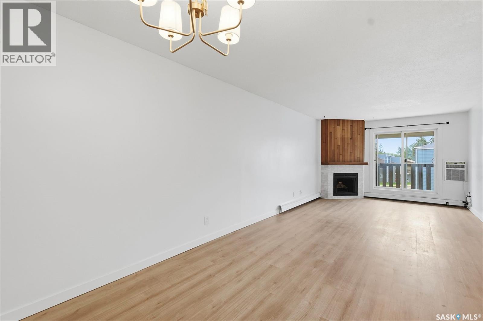 1233 425 115Th Street E, Saskatoon, SK - Indoor With Fireplace