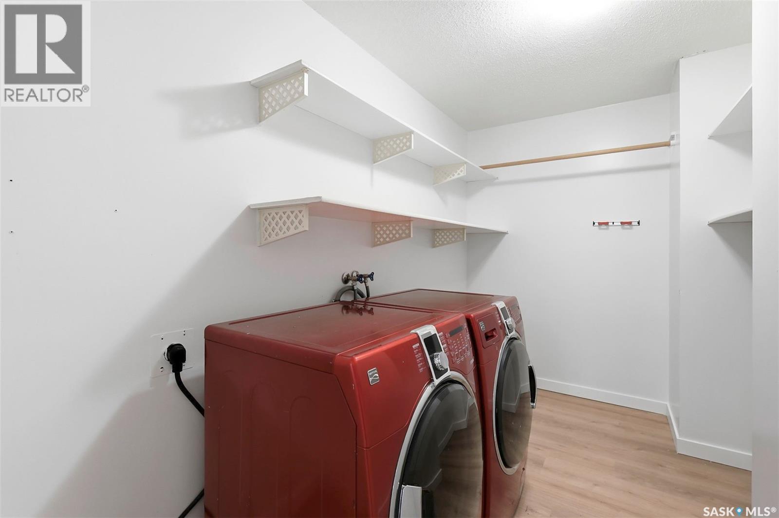 1233 425 115Th Street E, Saskatoon, SK - Indoor Photo Showing Laundry Room