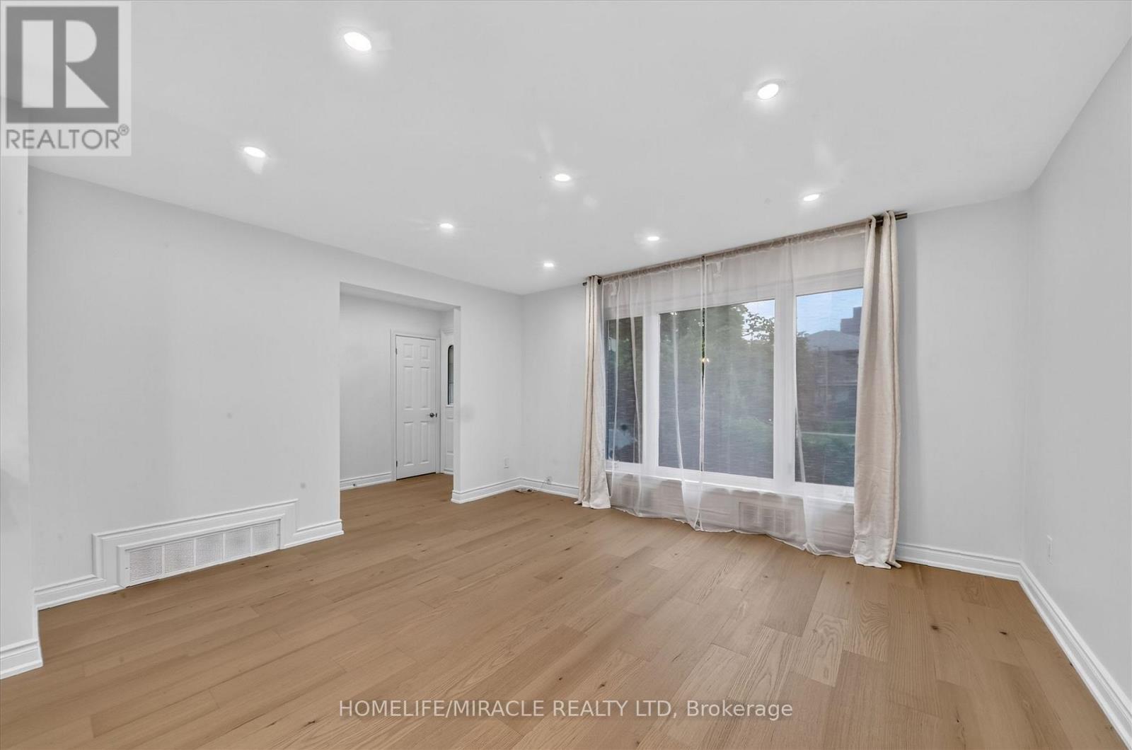 18 Elderfield Crescent, Toronto, ON - Indoor Photo Showing Other Room