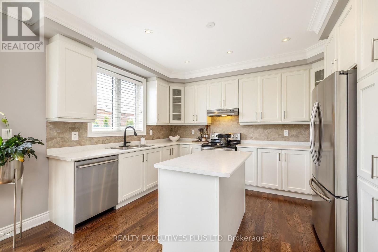 86 Stillwater Crescent, Hamilton, ON - Indoor Photo Showing Kitchen With Stainless Steel Kitchen With Upgraded Kitchen