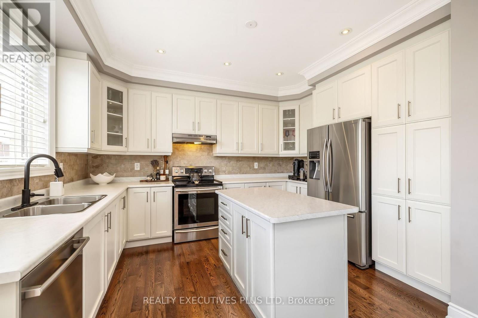 86 Stillwater Crescent, Hamilton, ON - Indoor Photo Showing Kitchen With Stainless Steel Kitchen With Double Sink With Upgraded Kitchen