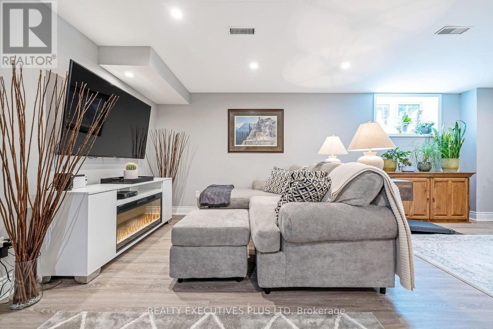 86 Stillwater Crescent, Hamilton, ON - Indoor Photo Showing Living Room