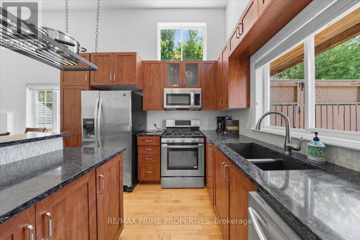 201 Gladeview Private, Ottawa, ON - Indoor Photo Showing Kitchen With Double Sink