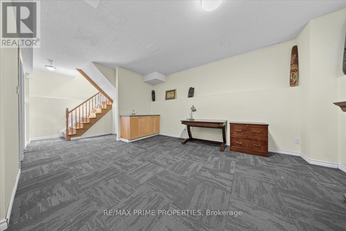 201 Gladeview Private, Ottawa, ON - Indoor Photo Showing Other Room