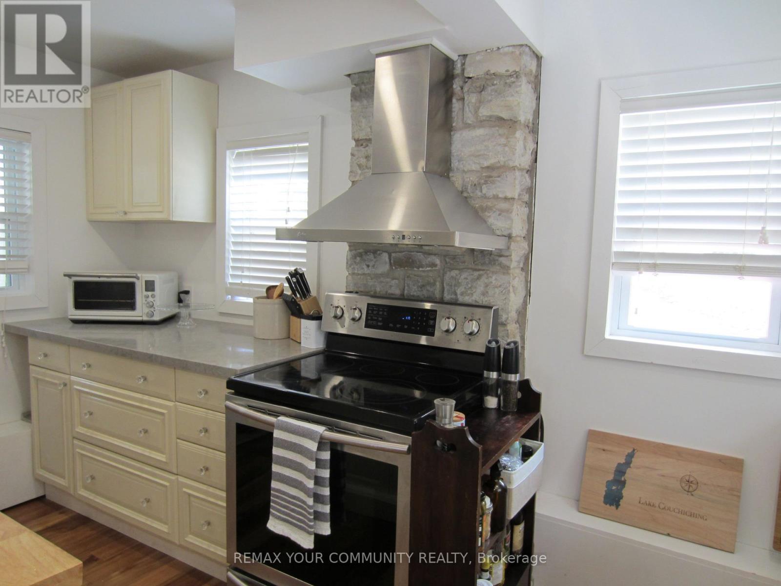 Lots of Counter Space - 6576 Quarry Point Road, Ramara, ON - Indoor Photo Showing Kitchen