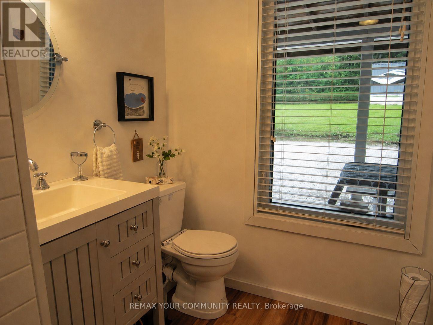 4 piece Bathroom with Soaker tub /shower - 6576 Quarry Point Road, Ramara, ON - Indoor Photo Showing Bathroom