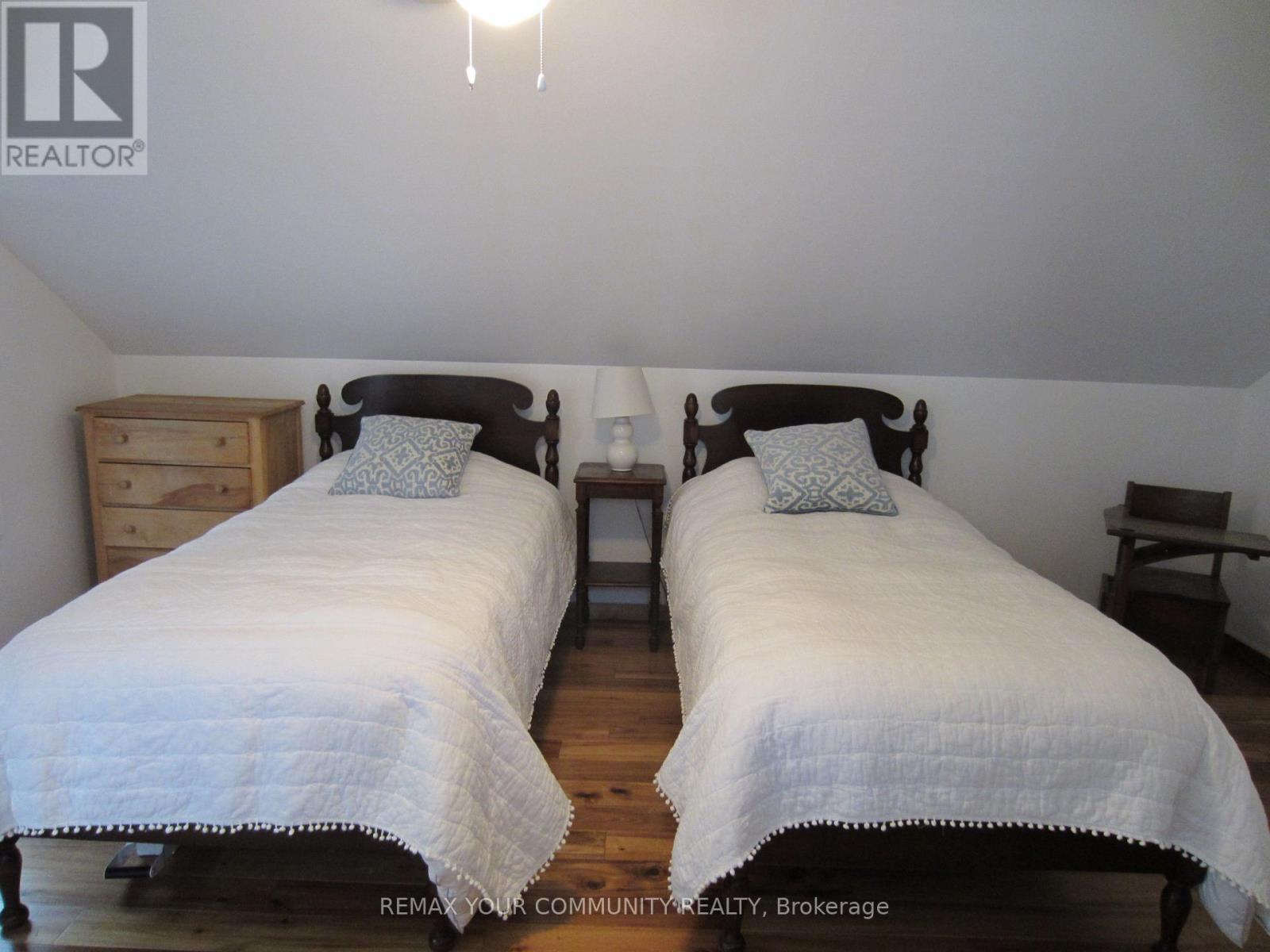Twin Beds and 3 windows - 6576 Quarry Point Road, Ramara, ON - Indoor Photo Showing Bedroom
