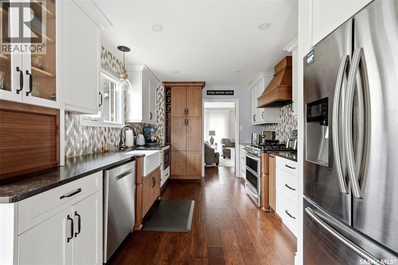 1142 Gryphons Walk, Regina, SK - Indoor Photo Showing Kitchen With Upgraded Kitchen