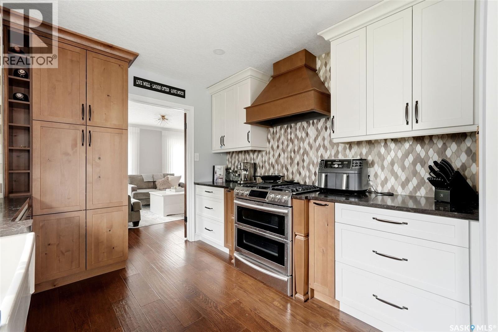 1142 Gryphons Walk, Regina, SK - Indoor Photo Showing Kitchen With Upgraded Kitchen
