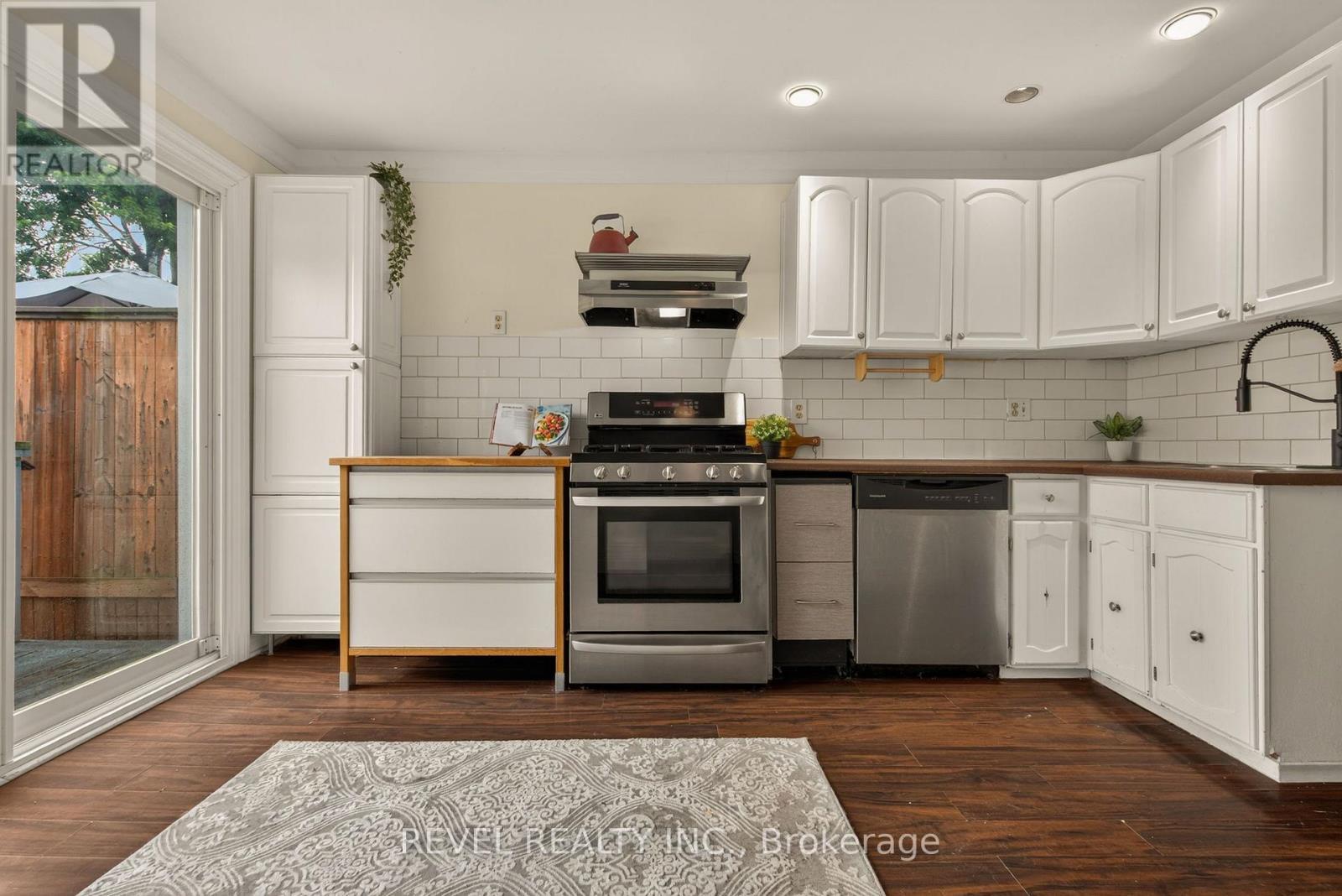 153 Ferrie Street E, Hamilton, ON - Indoor Photo Showing Kitchen