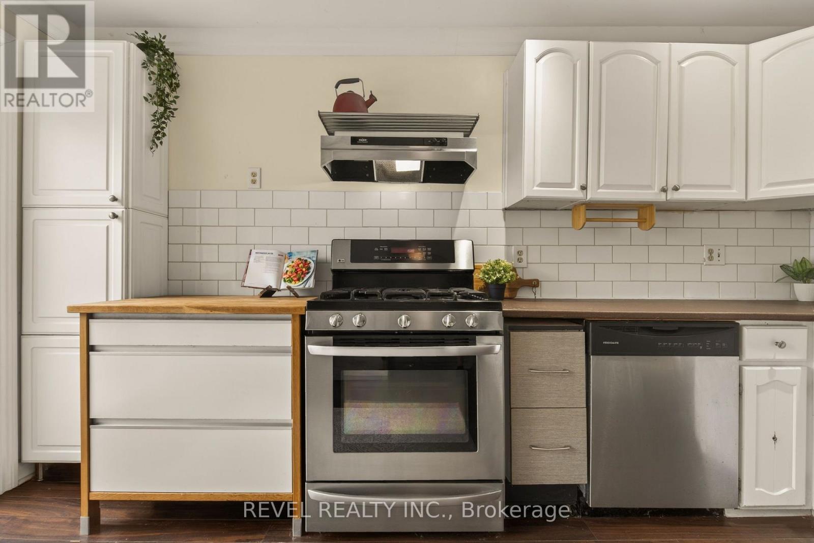 153 Ferrie Street E, Hamilton, ON - Indoor Photo Showing Kitchen