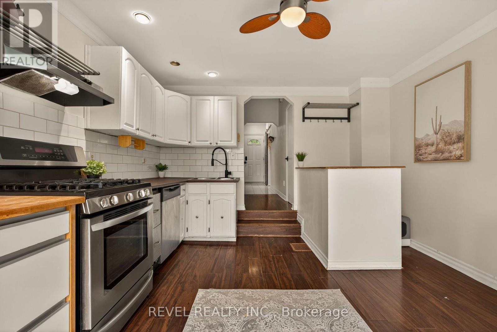 153 Ferrie Street E, Hamilton, ON - Indoor Photo Showing Kitchen With Upgraded Kitchen