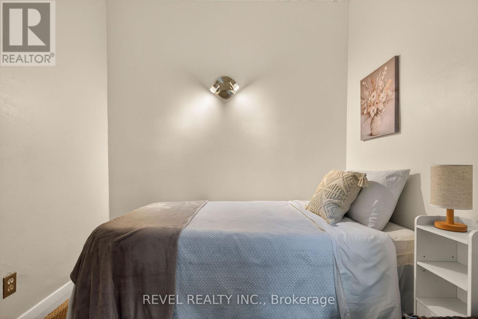 153 Ferrie Street E, Hamilton, ON - Indoor Photo Showing Bedroom