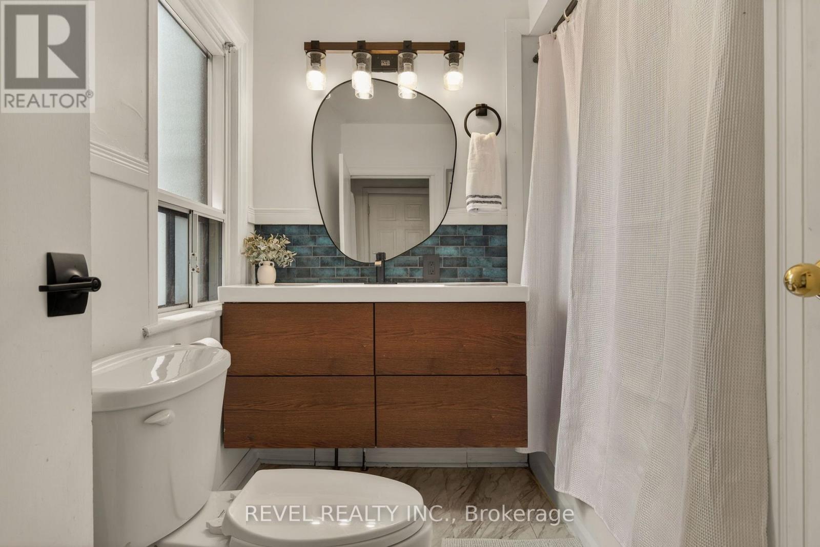 153 Ferrie Street E, Hamilton, ON - Indoor Photo Showing Bathroom