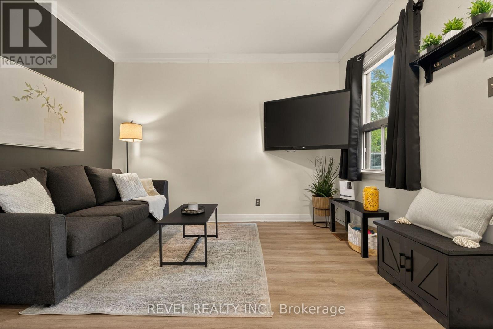 153 Ferrie Street E, Hamilton, ON - Indoor Photo Showing Living Room