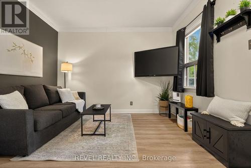 153 Ferrie Street E, Hamilton, ON - Indoor Photo Showing Living Room