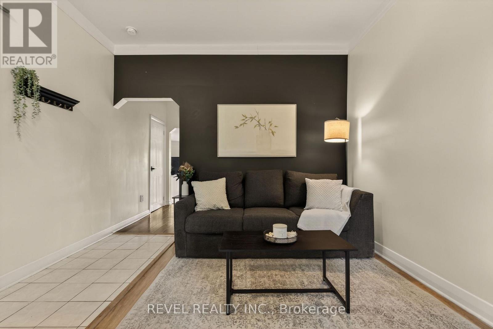153 Ferrie Street E, Hamilton, ON - Indoor Photo Showing Living Room