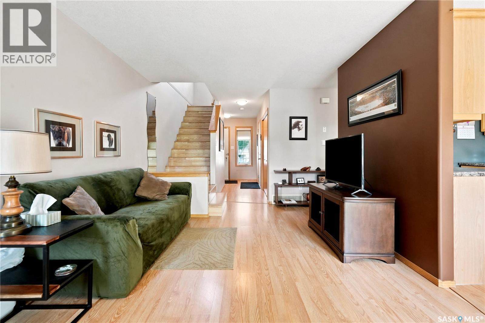 225 Mikkelson Drive, Regina, SK - Indoor Photo Showing Living Room