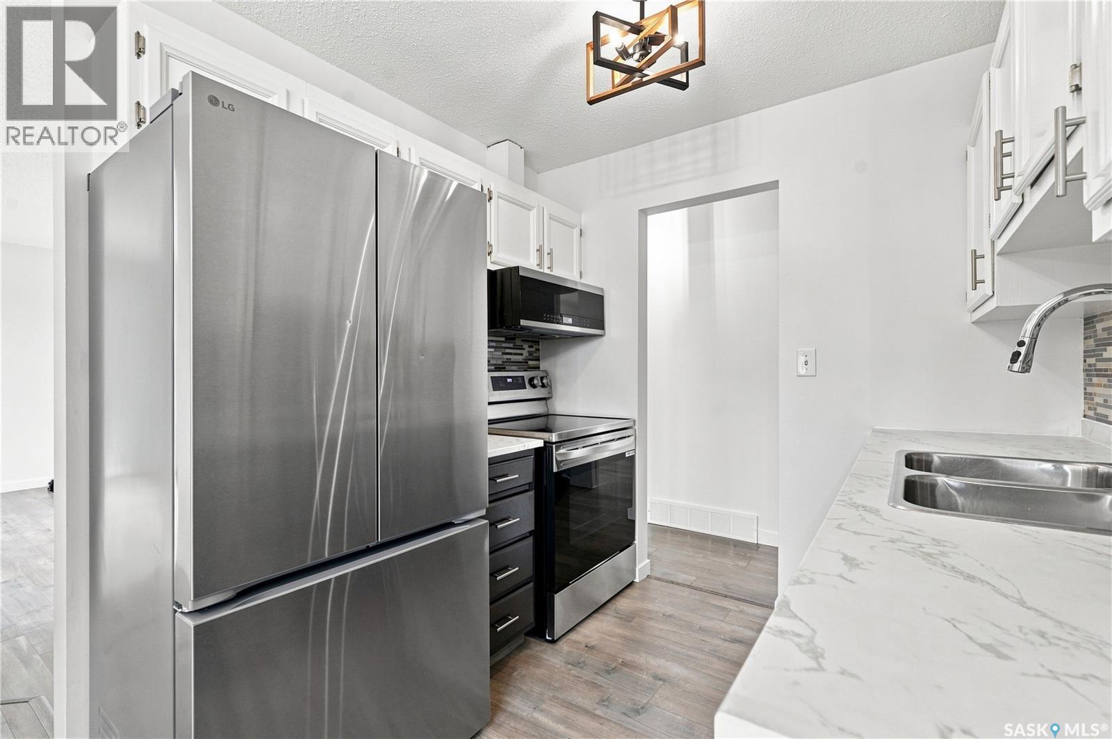118 Dundurn Place, Saskatoon, SK - Indoor Photo Showing Kitchen With Double Sink