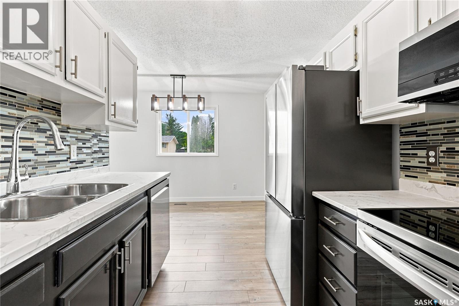 118 Dundurn Place, Saskatoon, SK - Indoor Photo Showing Kitchen With Double Sink