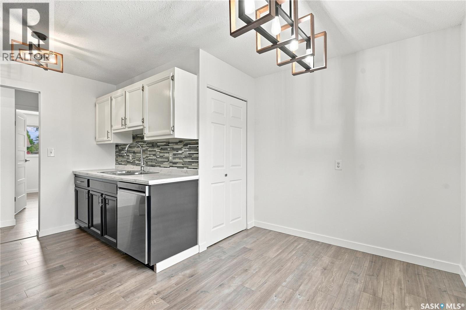 118 Dundurn Place, Saskatoon, SK - Indoor Photo Showing Kitchen