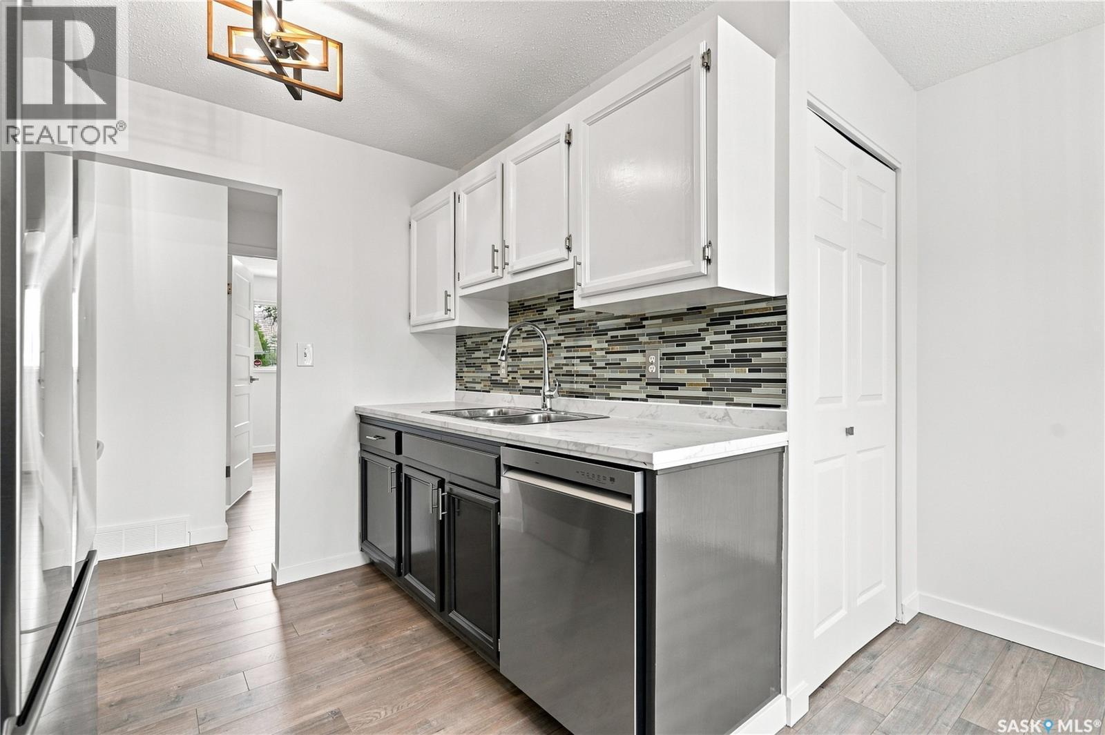 118 Dundurn Place, Saskatoon, SK - Indoor Photo Showing Kitchen With Double Sink