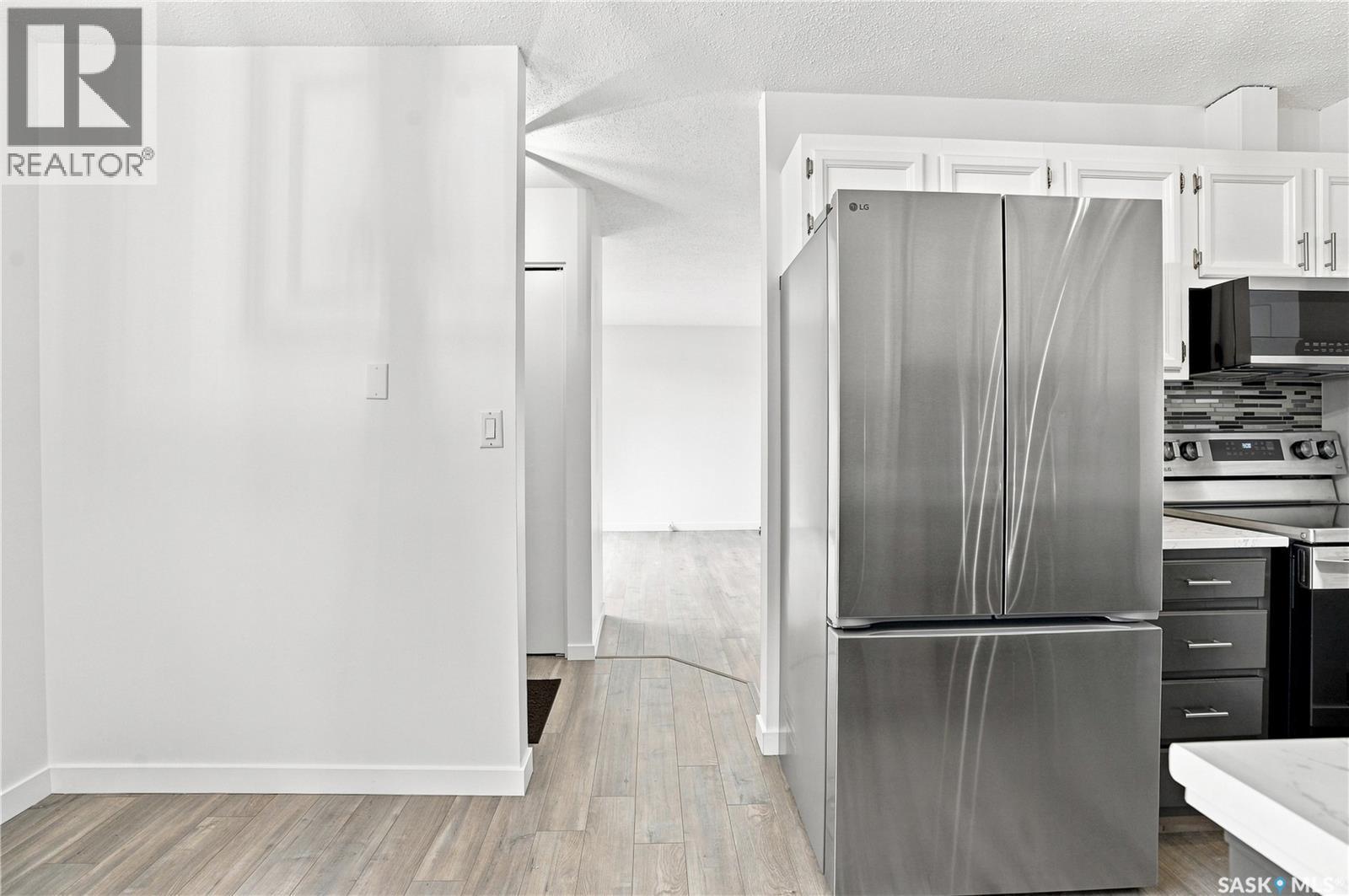 118 Dundurn Place, Saskatoon, SK - Indoor Photo Showing Kitchen