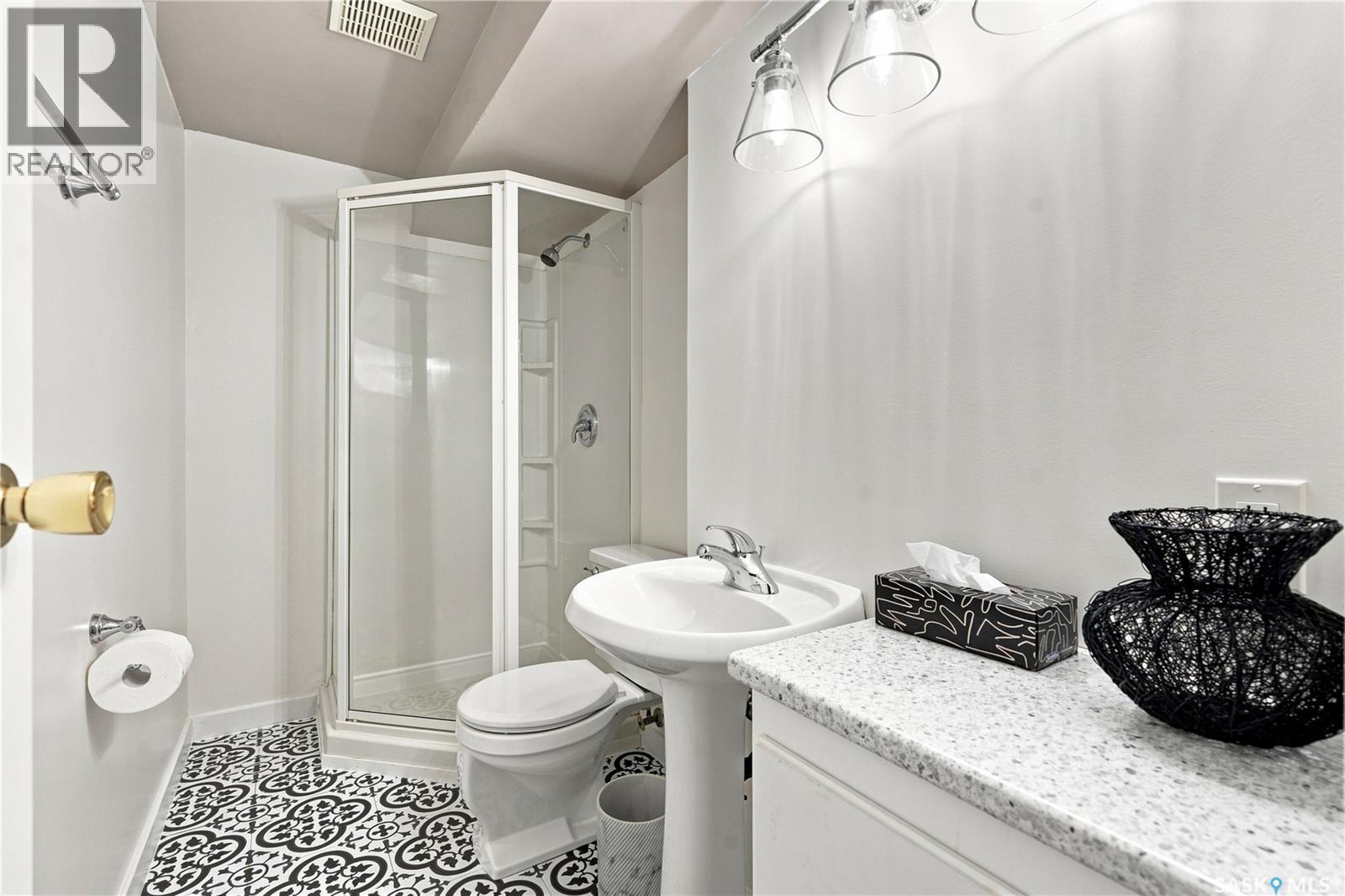 118 Dundurn Place, Saskatoon, SK - Indoor Photo Showing Bathroom