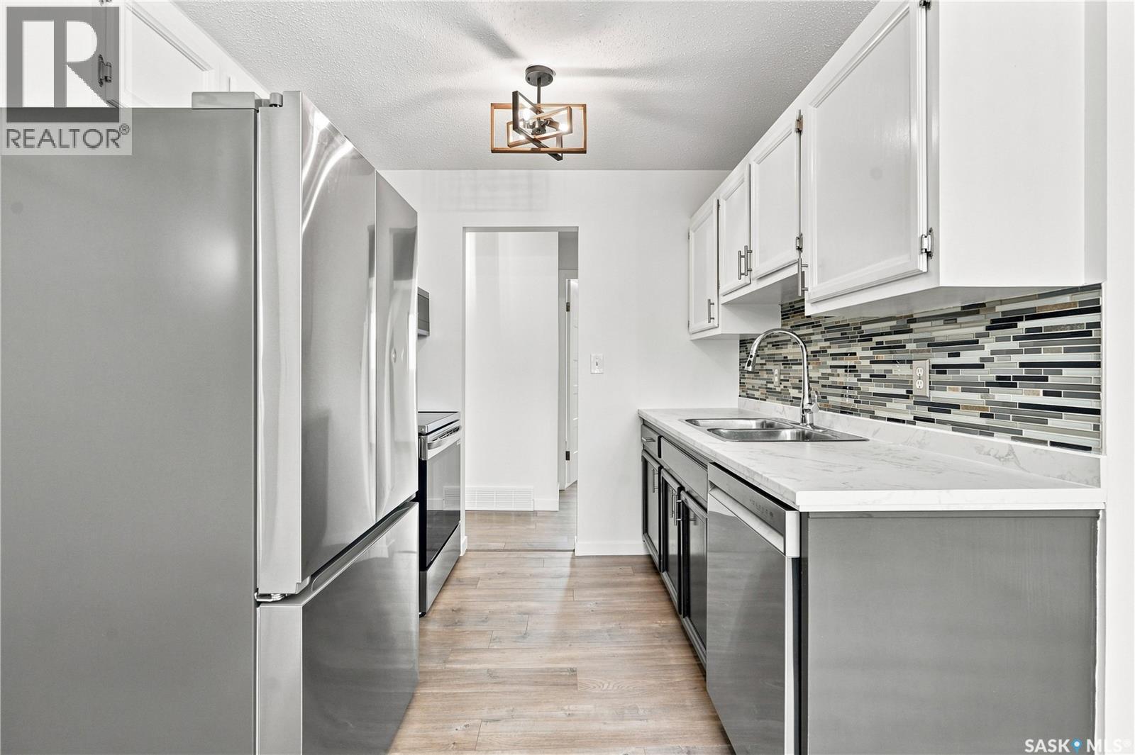 118 Dundurn Place, Saskatoon, SK - Indoor Photo Showing Kitchen With Double Sink