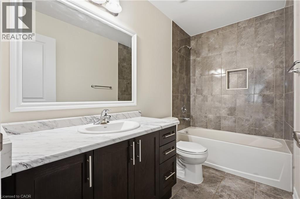 4 piece upstairs bathroom (2/3) - 359 Beechdrops Drive, Waterloo, ON - Indoor Photo Showing Bathroom