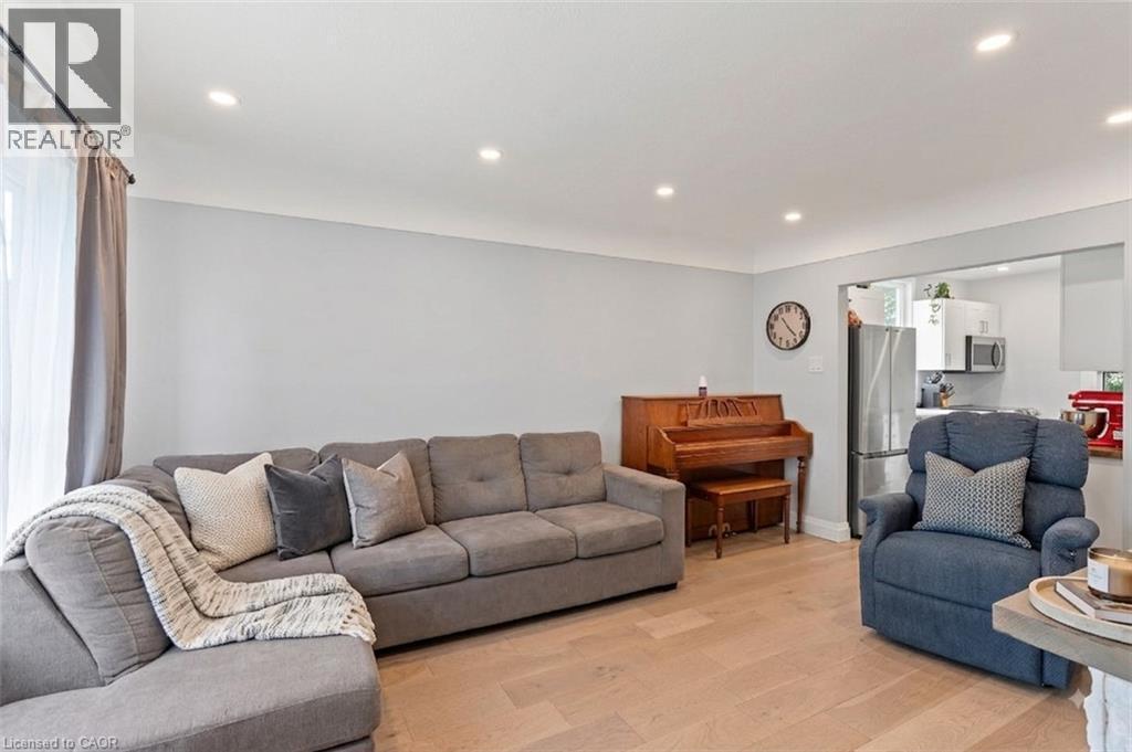 197 Crockett Street, Hamilton, ON - Indoor Photo Showing Living Room