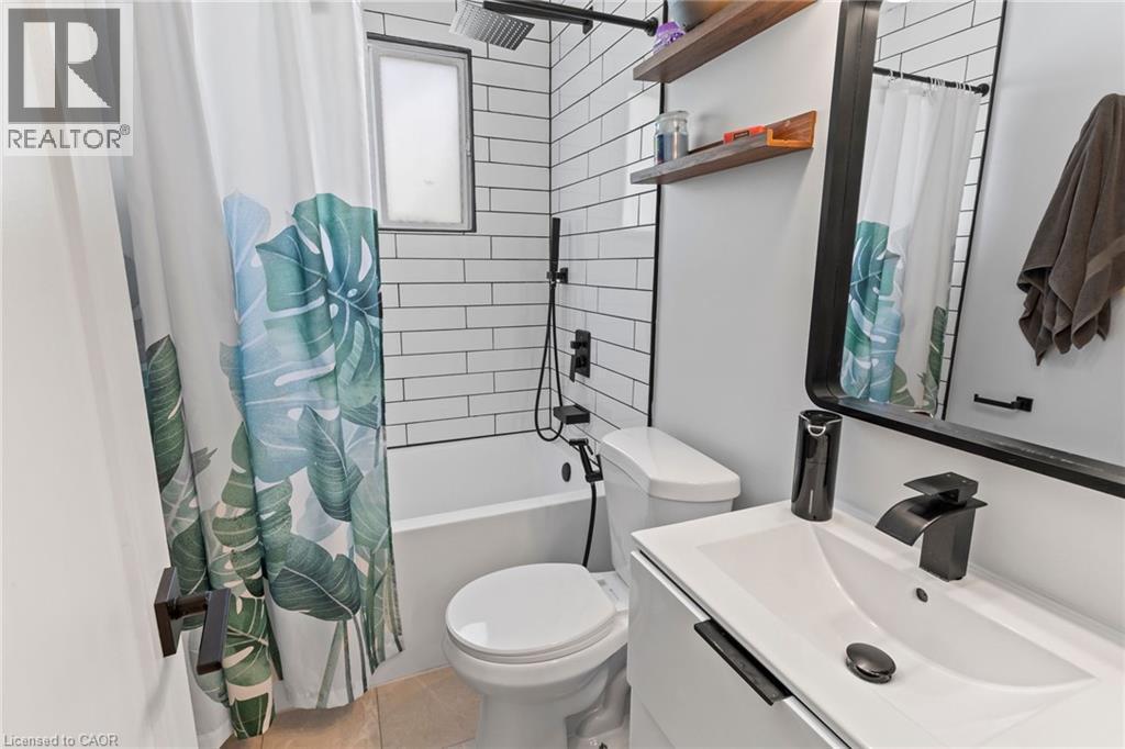 197 Crockett Street, Hamilton, ON - Indoor Photo Showing Bathroom