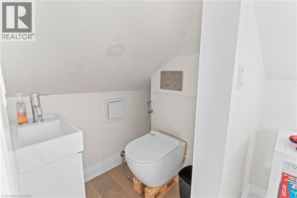 197 Crockett Street, Hamilton, ON - Indoor Photo Showing Bathroom
