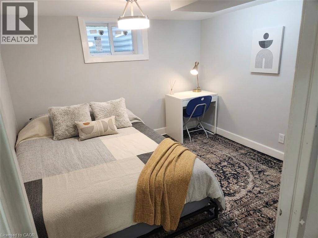 197 Crockett Street, Hamilton, ON - Indoor Photo Showing Bedroom