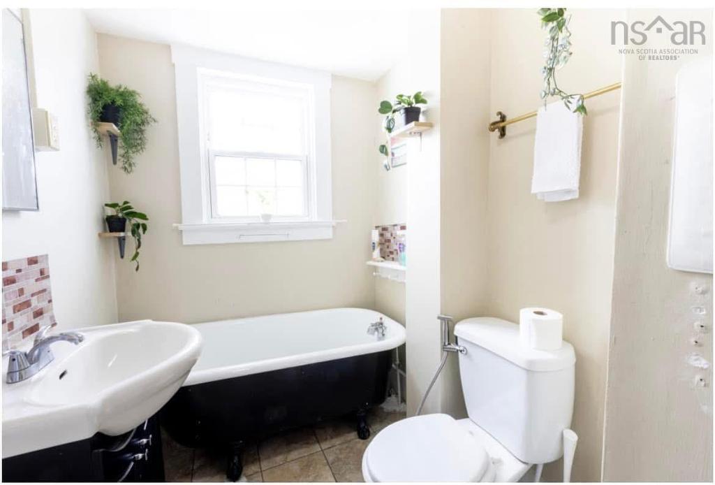 40 King Street, Truro, NS - Indoor Photo Showing Bathroom