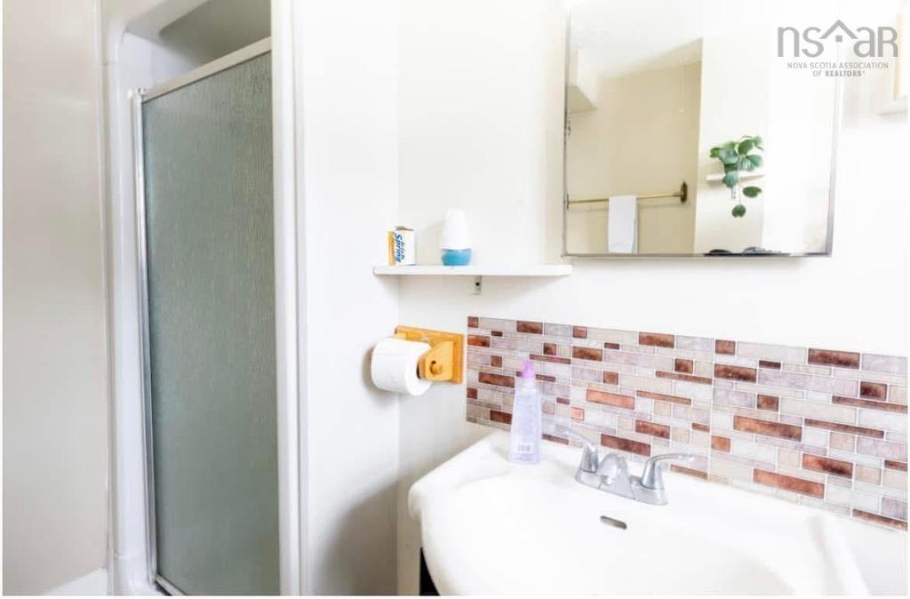 40 King Street, Truro, NS - Indoor Photo Showing Bathroom