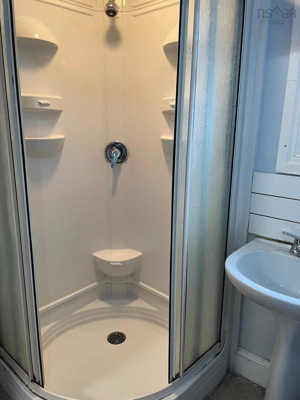 40 King Street, Truro, NS - Indoor Photo Showing Bathroom