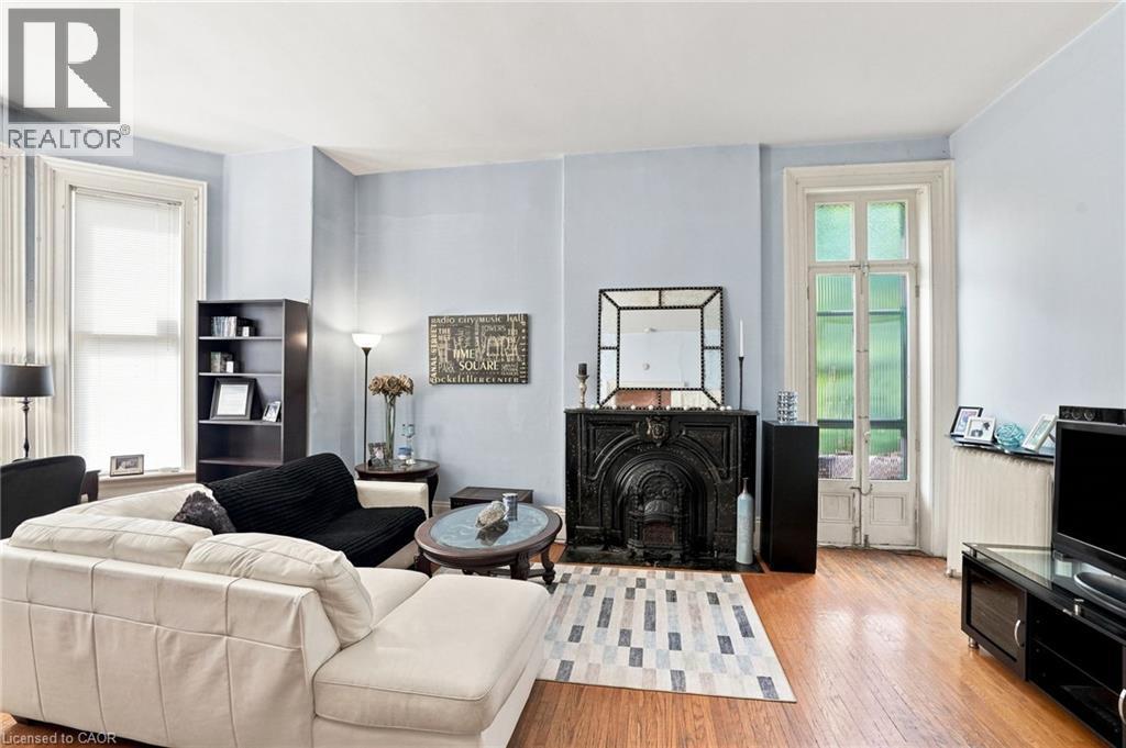 132 Emerald Street S, Hamilton, ON - Indoor Photo Showing Living Room